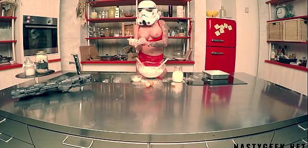  Stormtrooper try to coocking but squirt on the kitchen